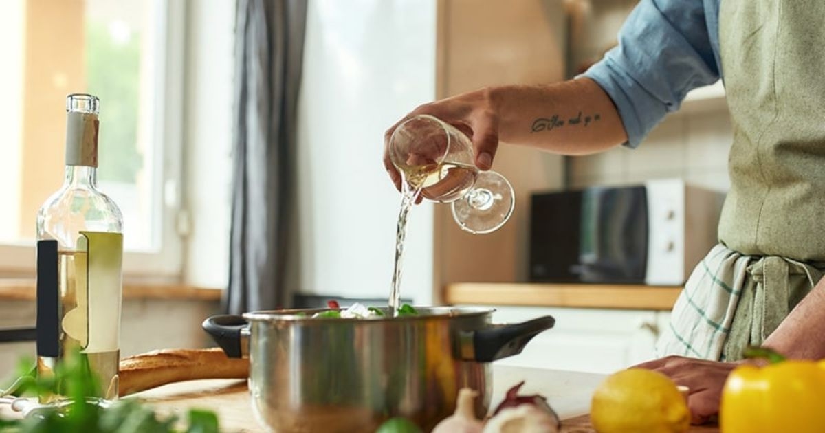 Cách dùng rượu vang trắng nấu ăn cho người mới